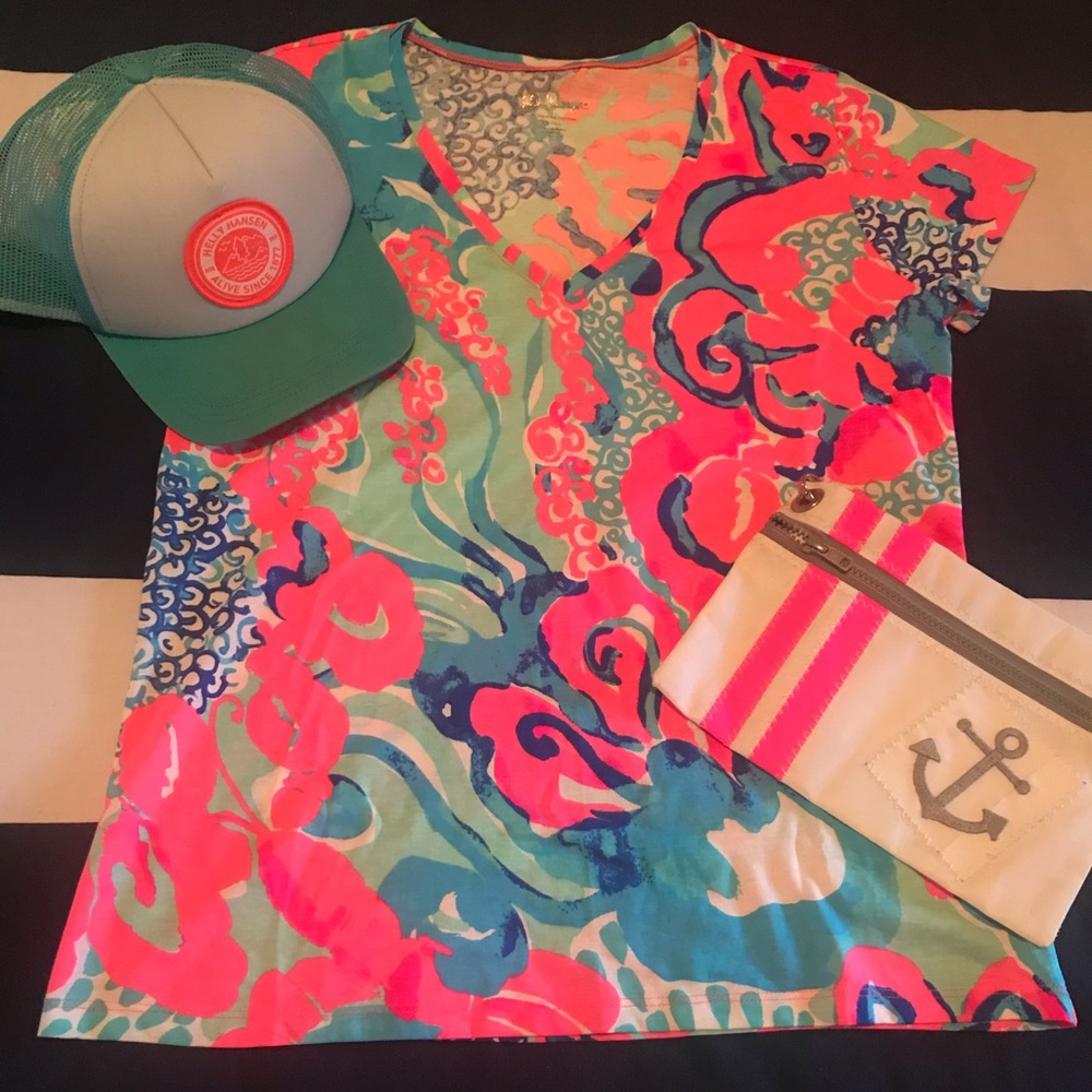 Lilly Pulitzer V-neck T-shirt - size Large